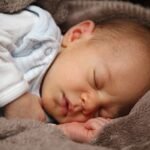 bayi susah tidur, bayi mengantuk, bayi terlalu kecapaian