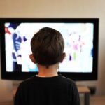 anak nonton tv