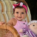 belanja di mall gadis kecil dan boneka