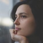 perempuan berpikir
