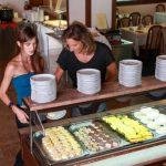 https://www.istockphoto.com/id/foto/makan-siang-swalayan-di-hotel-gm1437009614-477917194?phrase=Manja